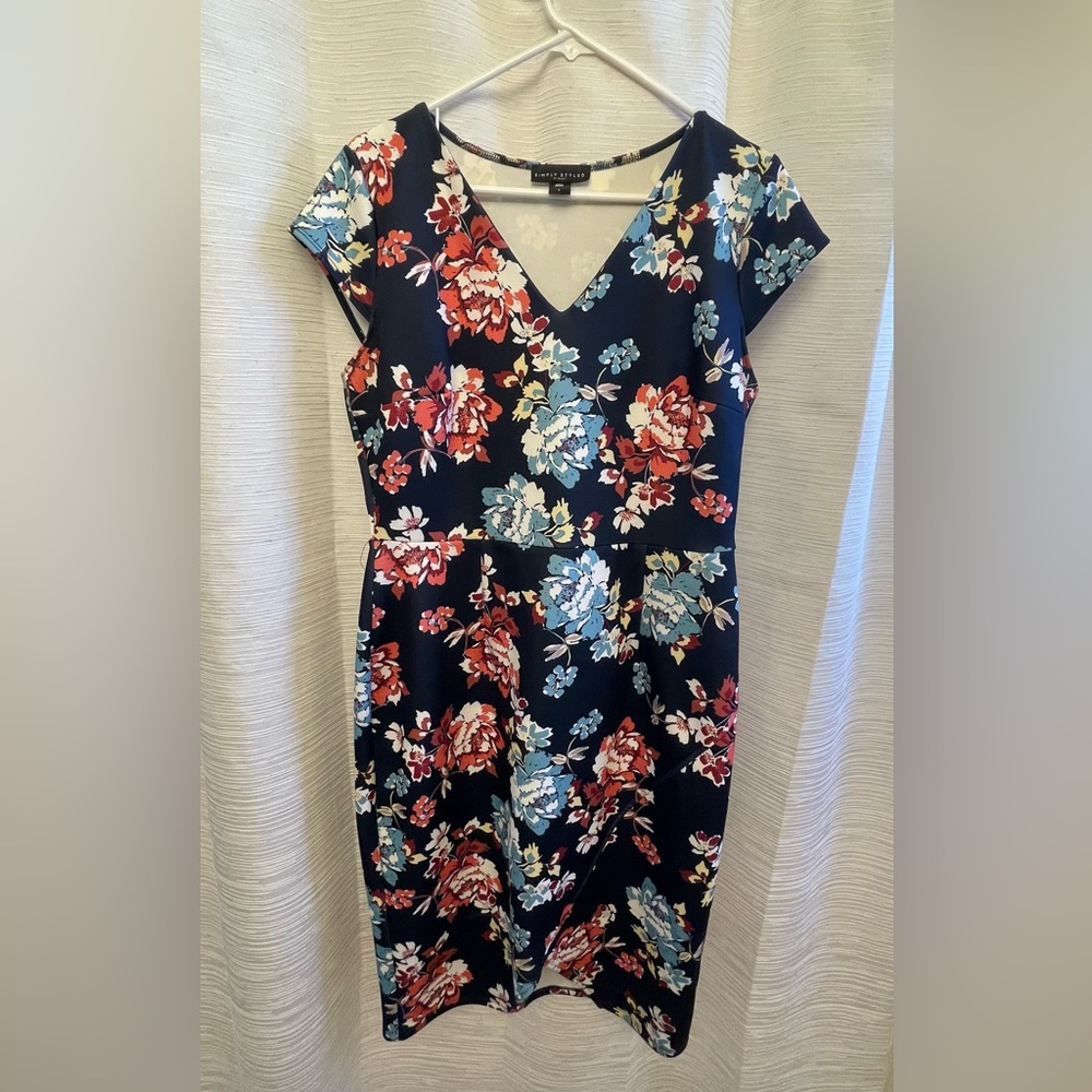 Women’s sleeveless v- neck floral dress size large